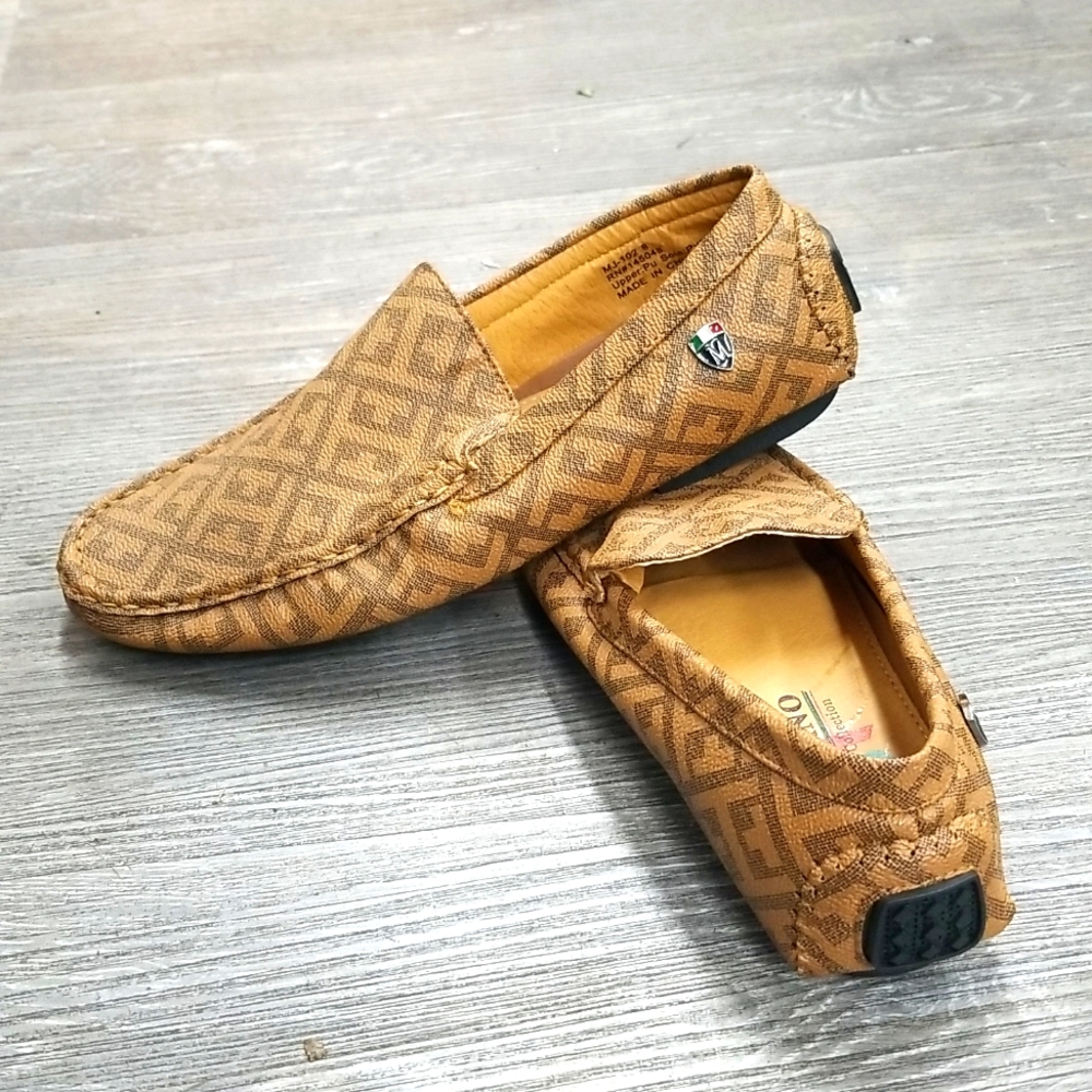 NWOB Mens  Loafers size 9